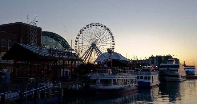 You are currently viewing Grown-up Travel Guide Daily Photo: Navy Pier at sunrise, Chicago, USA