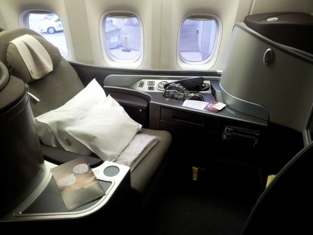 Read more about the article Comparing First Class with Economy flights
