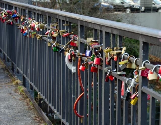 Read more about the article Grown-up Travel Guide Daily Photo: Love padlocks on bridge, Hamburg, Germany