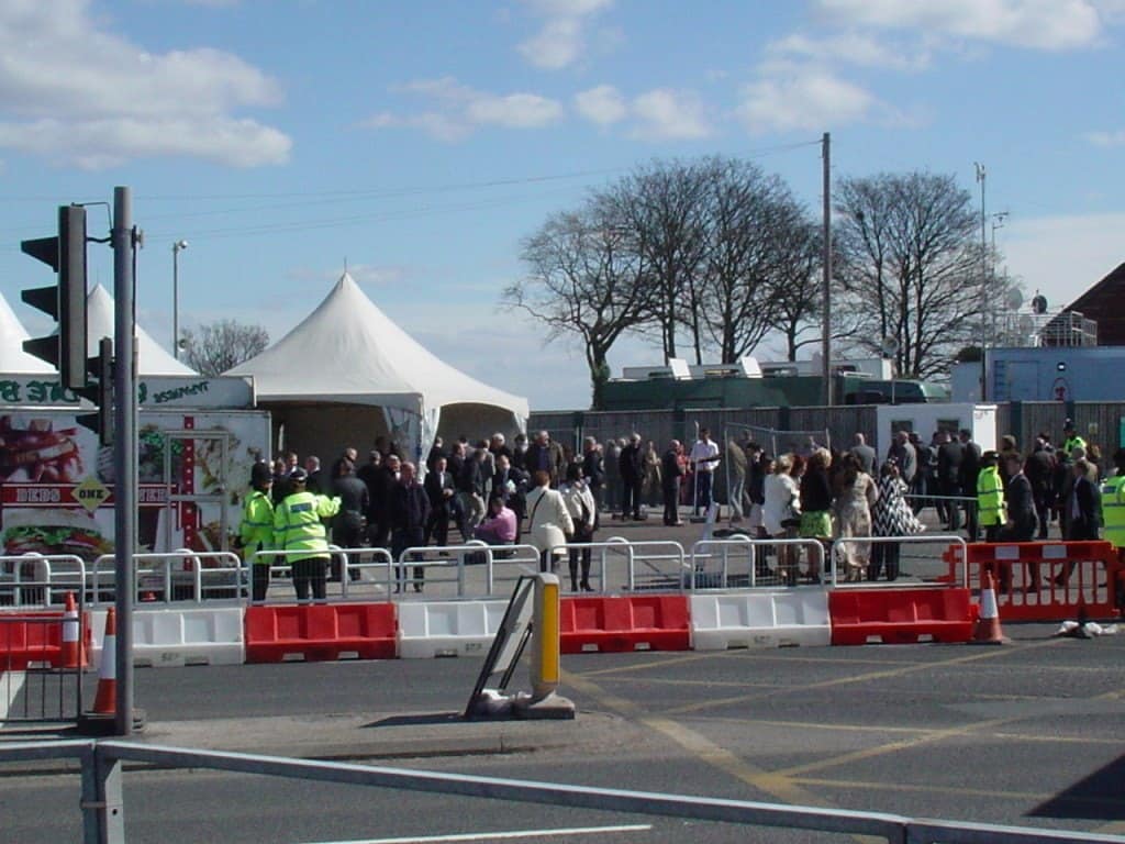 Ormskirk_Road,_outside_the_Aintree_racecourse_on_Liverpool_Day_(1)