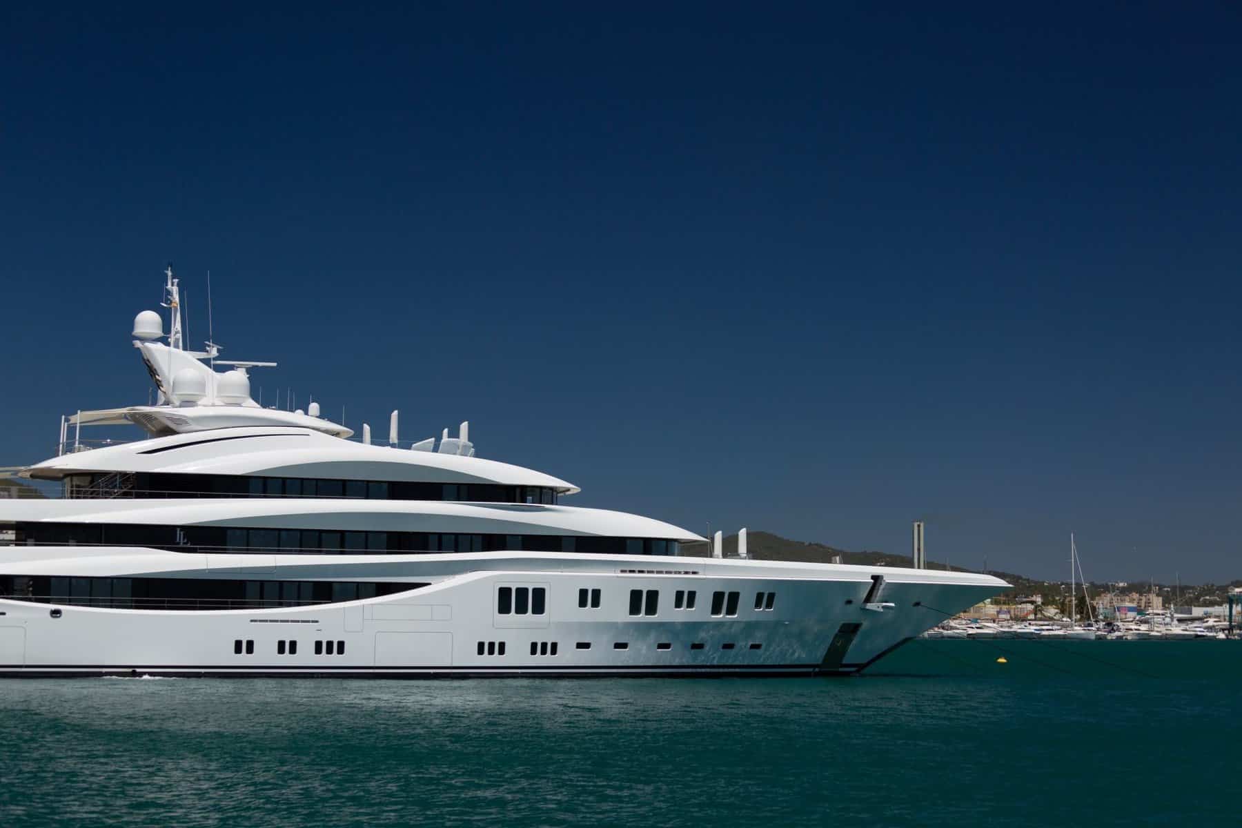 large luxury yacht 1466531867pMZ