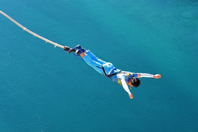 Read more about the article Best Bungee Jumping Sites for Beginners
